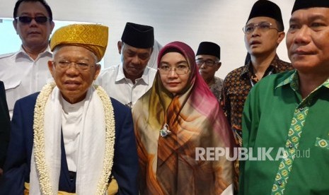 Calon Wakil Presiden (Wapres) nomor urut 01, KH. Ma'ruf  Amin bersama Istrinya, Wury Estu Handayani saat disambut para tokoh  Sumatera Utara di Bandara Kualanamu Deli Serdang, Sabtu (9/3). 