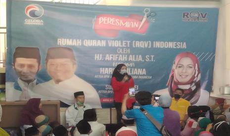 Calon Wakil Wali Kota Depok nomor urut 1, Afifah Alia, saat mengunjungi Rumah Quran Violet di Limo, Kota Depok, Rabu (2/12). 