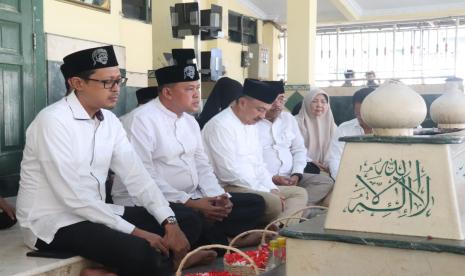 Calon wali kota Bekasi, Tri Adhianto ke makam kiai besar yang juga pahlawan nasional, KH Noer Ali, Selasa (27/8/2024)