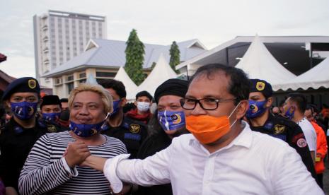 Calon Wali Kota Makassar Mohammad Ramdhan Pomanto (kanan) bersalaman dengan simpatisan usai menyampaikan keterangan pers di Makassar, Sulawesi Selatan, Rabu (9/12/2020). Lingkaran Survei Indonesia (LSI) Denny JA mencatat hasil hitung cepat perolehan suara pada pilkada Makassar 2020 dengan keunggulan pasangan Mohammad Ramdhan Pomanto-Fatmawati Rusdi (Danny-Fatma) yang mendapatkan 41,38 persen, sedangkan Munafri Arifuddin-Abd Rahman Bando (Appi-Rahman) 34,79 persen, Syamsu Rizal-Fadli Ananda (Dilan) 19,09 persen, dan Irman Yasin Limpo-Andi Muh Zunnun Armin NH (Imun) memperoleh 4,74 persen.