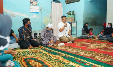 Calon Wali Kota Medan, Bobby Nasution (tengah) mendengarkan keluhan warga