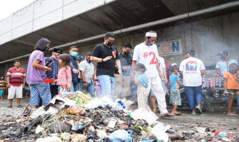 Calon Wali Kota Medan nomor urut 2, Muhammad Bobby Afif Nasution blusukan di permukiman pemulung di  Jalan Tangguk Bongkar, perbatasan  Medan Denai dan Medan Tembung, Rabu (21/10).