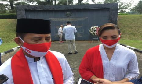 Calon Wali Kota Tangerang Selatan Muhamad dan Calon Wakil Wali Kota Tangerang Selatan Rahayu Saraswati Djojohadikoesoemo