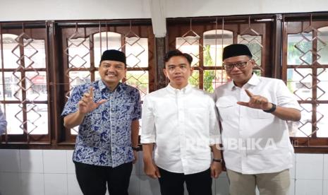 Calon wali kota-wakil wali kota Semarang, Yoyok Sukawi-Joko Santoso, bertemu Wakil Presiden Gibran Rakabuming Raka di Semarang, Jawa Tengah, Jumat (22/11/2024). 