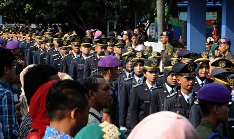 Calon Wisudawan berbaris sebelum mengikuti upacara pelepasan di Sekolah Tinggi Perikanan, Jakarta. ilustrasi (Foto: Tahta Aidilla).