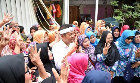 Calwagub Jabar Dedi Mulyadi bersama masyarakat di Bekasi, Senin (19/3).