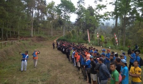 Camat Sendang, Drs. Hartono, A.P. bersama tim Expedisi Lereng Wilis RNPB Laznas LMI (Lembaga Manajemen Infaq), Kelompok Peduli Hutan Lindung, Perhutani, Cabang Dinas Kehutanan Trenggalek, KUD Tani Wilis, Koptan Jasa Tirta, dan ribuan PSHT Cabang Sendang, dan Masyarakat Dusun Beru Kecamatan Sendang Kabupaten Tulungagung saling membahu dalam aksi penghijauan hutan lindung dengan menanam sebanyak 5 ribu pohon (22/9). 