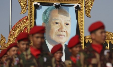 Cambodian soldiers stand in front of a portrait of the late former King Norodom Sihanouk during celebrations marking the 59th anniversary of the country's independence from France, in central Phnom Penh November 9, 2012. (file photo)  