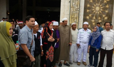 Camelia Malik (keempat dari kiri) bersama artis-artis  dan tokoh lainnya menyambut para peserta Aksi Super Damai 212 di Masjid At-Tiin Jakarta, Kamis (1/12/2016).