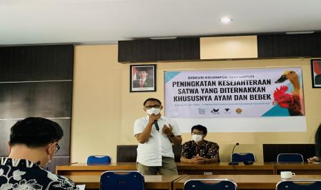 Campaign Manager World Animal Protection, Rully Prayoga ketika sedang memaparkan materi terkait dengan penggunaan antibiotik pada peternakan. 