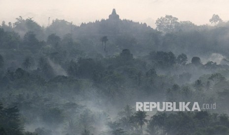 Candi Borobudur dan kawasan sekitarnya terlihat dari Punthuk Setumbu, Borobudur, Magelang, Jawa Tengah.