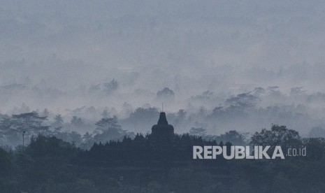 Candi Borobudur dan kawasan sekitarnya terlihat dari Punthuk Setumbu, Borobudur, Magelang, Jawa Tengah, Kamis (30/11).