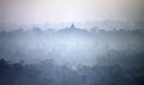 Candi Borobudur dengan puncak stupanya di tengah kabut pagi difoto dari Puntuk Situmbu, Dusun Kurahan, Desa Karang Rejo, Magelang.