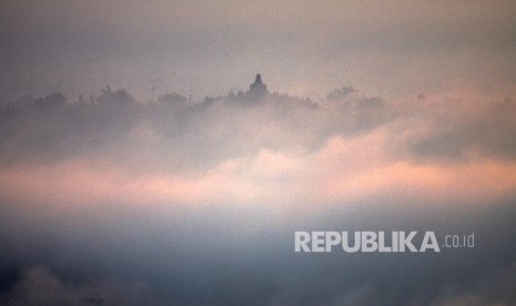 Candi Borobudur dengan puncak stupanya di tengah kabut pagi difoto dari Puntuk Situmbu, Dusun Kurahan, Desa Karang Rejo, Kecamatan Borobudur, Magelang, Jawa Tengah. 