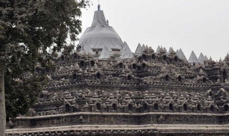 Candi Borobudur tampak berwarga abu-abu akibat tertutup abu vulkanik erupsi gunung Kelud di Candi Borobudur, Magelang Jateng, Jumat (14/2).   (Antara/Anis Efizudn)