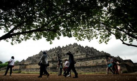 PT Taman Wisata Candi Borobudur, Prambanan dan Ratu Boko (TWC) melakukan kajian lapangan terbuka kunjungan bagi pelajar naik Candi Borobudur.