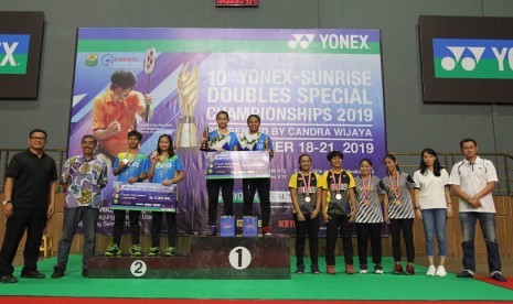 Candra Wijaya (kanan) dalam pembagian hadiah juara 10th Yonex-Sunrise Doubles Special Championships 2019, Sabtu (21/9).