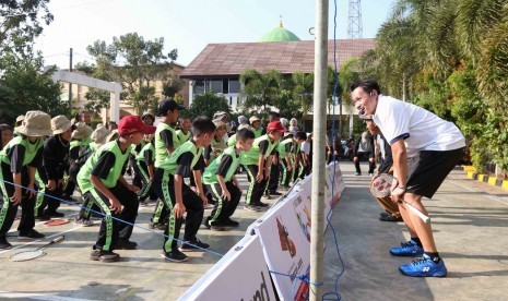 Candra Wijaya memberikan pelatihan kepada siswa SD Negeri 02 Jelupang yang mengikuti kegiatan Sinar Mas Land Mencari Juara 2019.