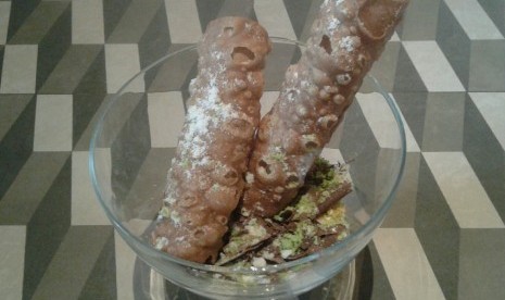 Canoli dengan isian keju ricotta yang diberi tambahan madu atau coklat adalah makanan manis yang sangat populer di Italia.