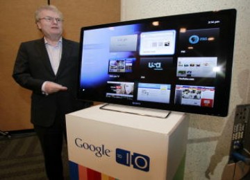 CAO Sony, Howard Stringer, mendemonstrasikan Google TV