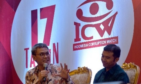 Capim KPK Johan Budi (kiri).