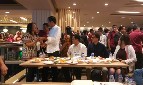 Capres 01 Jokowi bersantap siang bersama Ketua TKN Erick Thohir di Grand Indonesia, Sabtu (20/4). 