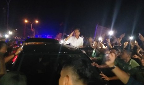 Capres 01 Jokowi disambut pendukungnya di Kota Sorong, Papua Barat, Senin (1/4). 