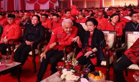 Capres 2024 Ganjar Pranowo duduk di samping Ketua Umum PDIP Megawati Soekarnoputri.