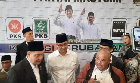 Capres Anies Baswedan bersama sejumlah politisi dalam acara rakornas Partai Masyumi di Jakarta.