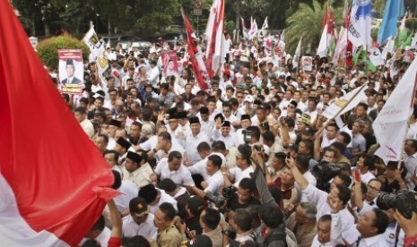 Capres-Cawapres Gerindra-PAN Prabowo dan Hatta Rajasa didampingi Ketua Umum Golkar Aburizal Bakrie serta sejumlah petinggi partai pengusung melakukan longmarch menuju kantor KPU untuk mendaftar sebagai pasangan Capres dan Cawapres RI 2014-2019, di Jakarta,