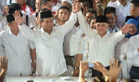 Capres-Cawapres Gerindra-PAN Prabowo (kiri) dan Hatta Rajasa (kanan) mendeklarasikan sebagai pasangan calon Presiden dan Cawapres RI 2014-2019 di Rumah Polonia, Jakarta, Senin (19/5). Pasangan Prabowo - Hatta Rajasa diusung oleh Partai Gerindra, PAN, PPP, 