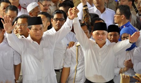  Capres-Cawapres Gerindra-PAN, Prabowo Subianto (kiri) dan Hatta Rajasa (kanan), mendeklarasikan sebagai pasangan calon Presiden dan Cawapres RI 2014-2019 di Rumah Polonia, Jakarta, Senin (19/5). 