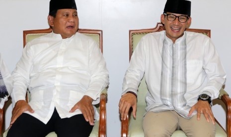 Capres cawapres no urut 02 Prabowo Subianto (kiri) dan Sandiaga Salahudin Uno berbincang sebelum melaksanakan ibadah salat jumat pada kunjungannya ke Aceh di Masjid Raya Baiturrahman, Banda Aceh, Aceh, Jumat (3/5/2019).