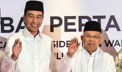 Capres-cawapres nomor urut 01 Joko Widodo-Ma'ruf Amin tiba untuk mengikuti debat pertama Pilpres 2019, di Hotel Bidakara, Jakarta, Kamis (17/1/2019). 