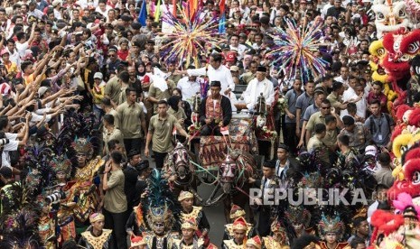 Capres dan Cawapres Nomor Urut 01, Joko Widodo dan Maruf Amin (tengah) menyapa masyarakat saat kampanye Karnaval Indonesia Satu di Tangerang, Banten, Ahad (7/4/2019).