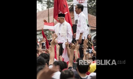 Capres dan Cawapres Nomor Urut 01, Joko Widodo (kanan) dan Maruf Amin (kiri) menyapa masyarakat saat kampanye Karnaval Indonesia Satu di Tangerang, Banten, Ahad (7/4/2019). 