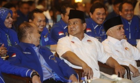 Capres dari Koalisi Merah Putih Prabowo Subianto (tengah) didampingi Cawapres Hatta Rajasa (kanan) berbincang dengan Ketua Harian DPP Partai Demokrat Syarief Hasan (kiri) serta pengurus partai ketika melakukan dialog dengan Partai Demokrat di Jakarta, Ahad