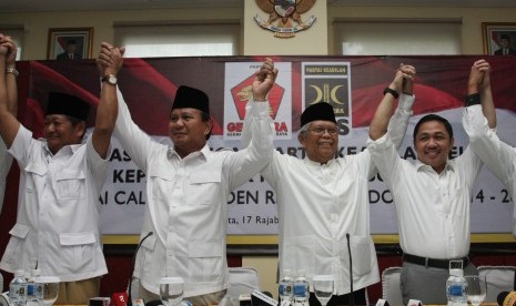  Capres dari Partai Gerindra, Prabowo Subianto (dua kiri), menghadiri pendeklarasian dukungan Partai Keadilan Sejahtera (PKS) kepada Prabowo Subianto di Kantor DPP PKS, Jakarta, Sabtu (17/5). 