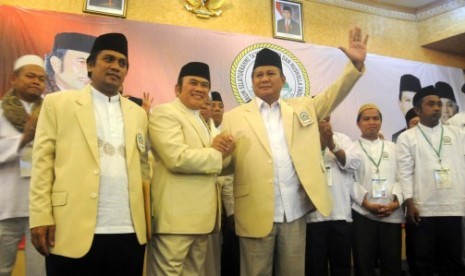 Capres dari Partai Gerindra Prabowo Subianto (kanan) berjabat tangan bersama Raja Dangdut Rhoma Irama (kedua kiri) saat acara Rakernas Forum Silaturahmi Ta'mir Masjid dan Mushola (Fahmi Tamami) di Jakarta Barat, Sabtu (31/5).