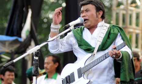  Capres dari Partai Kebangkitan Bangsa Rhoma Irama menyanyi di hadapan massa simpatisan partai dalam kampanye terbuka di Pulo Mas, Jakarta, Senin (24/3).  (Republika/Aditya Pradana Putra)