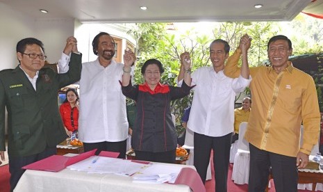 Capres dari PDIP Joko Widodo (kedua kanan) bersama Ketum PDIP, Megawati Soekarnoputri; Ketum Hanura, Wiranto; Ketum Nasdem, Surya Paloh; dan Ketum PKB, Muhaimin Iskandar usai penandatanganan dukungan untuk Jokowi pada Senin (19/5). 