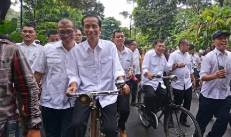 Capres dari PDIP Joko Widodo (ketiga kiri) bersepeda bersama cawapresnya Jusuf Kalla dari kediaman Ketum PDIP Megawati Soekarnoputri di Menteng, menuju gedung Komisi Pemilihan Umum (KPU), Jakarta Pusat, Senin (19/5). 