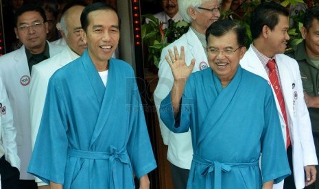 Capres dari PDIP, Joko Widodo (kiri) bersama pasangannya cawapres Jusuf Kalla (kanan) bersiap menjalani pemeriksaan kesehatan di RSPAD Gatot Soebroto, Jakarta Pusat, Kamis (22/5).   (Republika/Agung Supriyanto)