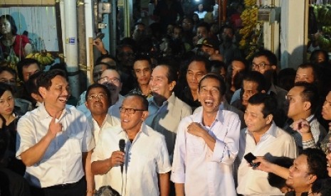 Capres dari PDIP Joko Widodo (tengah) dengan Ketua Umum DPP Partai Golkar Aburizal Bakrie (kiri).berdampingan saat mengunjungi pasar Gembrong di Cempaka Putih, Jakarta, Selasa (13/5).