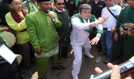  Capres dari PKB Rhoma Irama beratraksi silat ala Betawi Palang Pintu saat kampanye terbuka di Pulo Mas, Jakarta, Senin (24/3). (Republika/Aditya Pradana Putra)