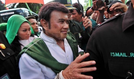  Capres dari PKB Rhoma Irama bersiap menyanyi di hadapan massa simpatisan PKB dalam kampanye terbuka di Pulo Mas, Jakarta, Senin (24/3). (Republika/Aditya Pradana Putra)