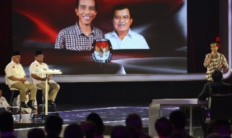 Capres Joko Widodo (kanan) menyampaikan visi misi disaksikan pasangan Prabowo Subianto dan Hatta Rajasa (kiri) saat debat final di Jakarta, Sabtu (5/7).