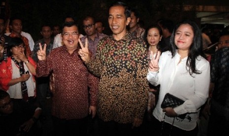 Capres Joko Widodo (tengah) bersama Cawapres Jusuf Kalla (kiri) sebelum mengikuti acara 