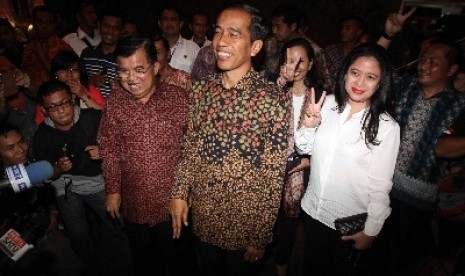 Capres Joko Widodo (tengah) bersama Cawapres Jusuf Kalla (kiri) sebelum mengikuti acara 