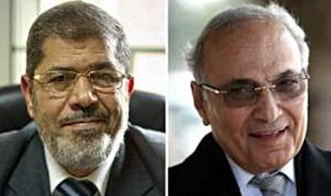 Capres Mesir Dr Mohamed Moursi (60) dan  Jenderal (Purn) Ahmed Shafik (70)